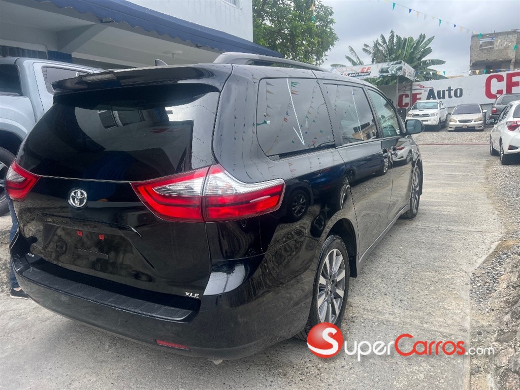 2020 Toyota Sienna XLE — foto 11 / 11