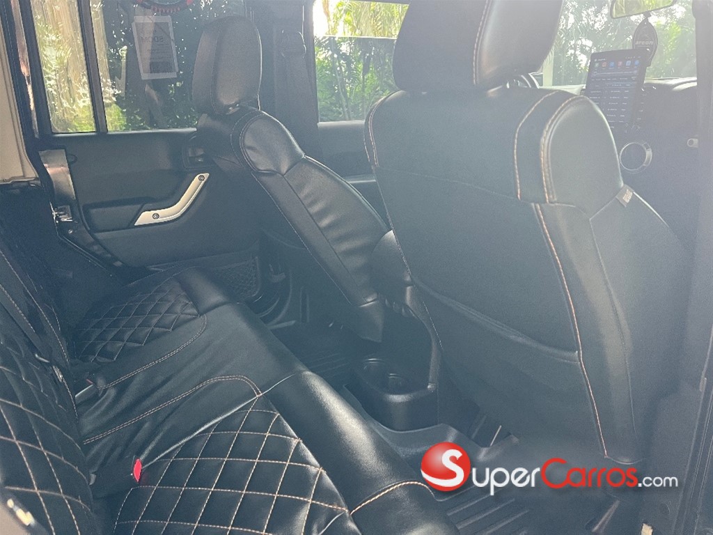 2012 Jeep Wrangler Unlimited Sahara — foto 8 / 11