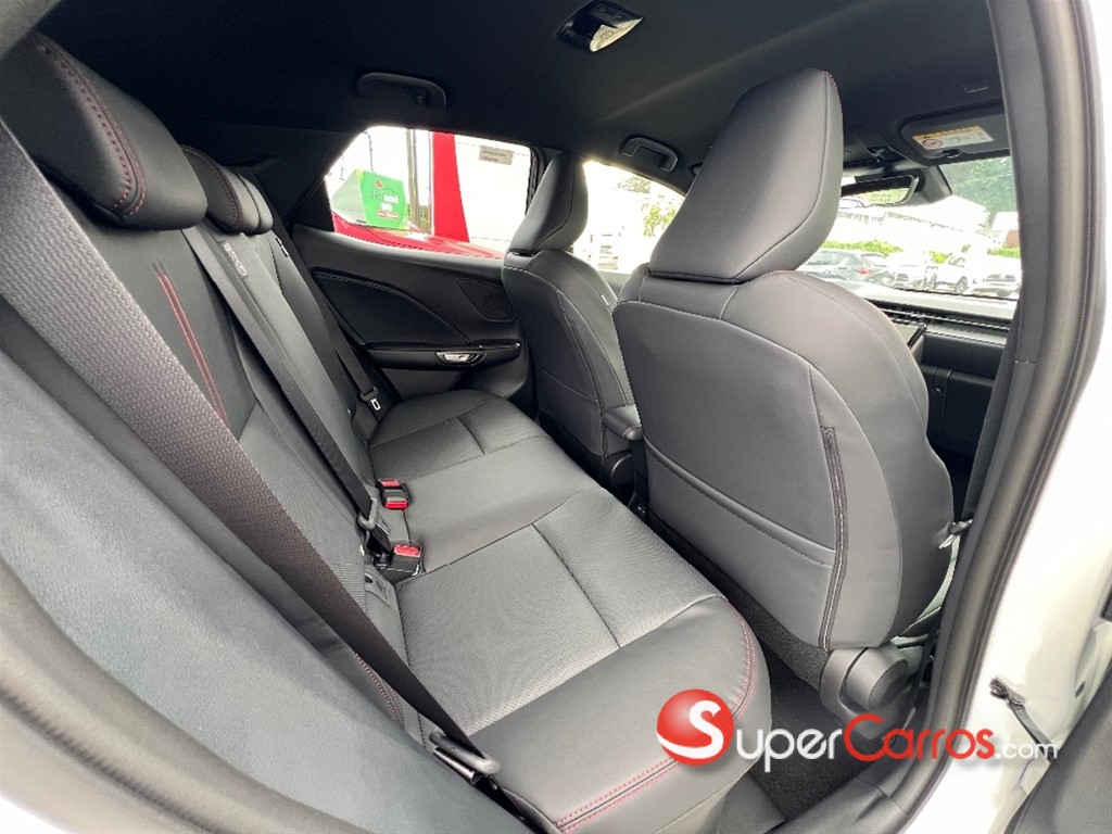 2026 Lexus LBX ActiveFull — foto 8 / 12