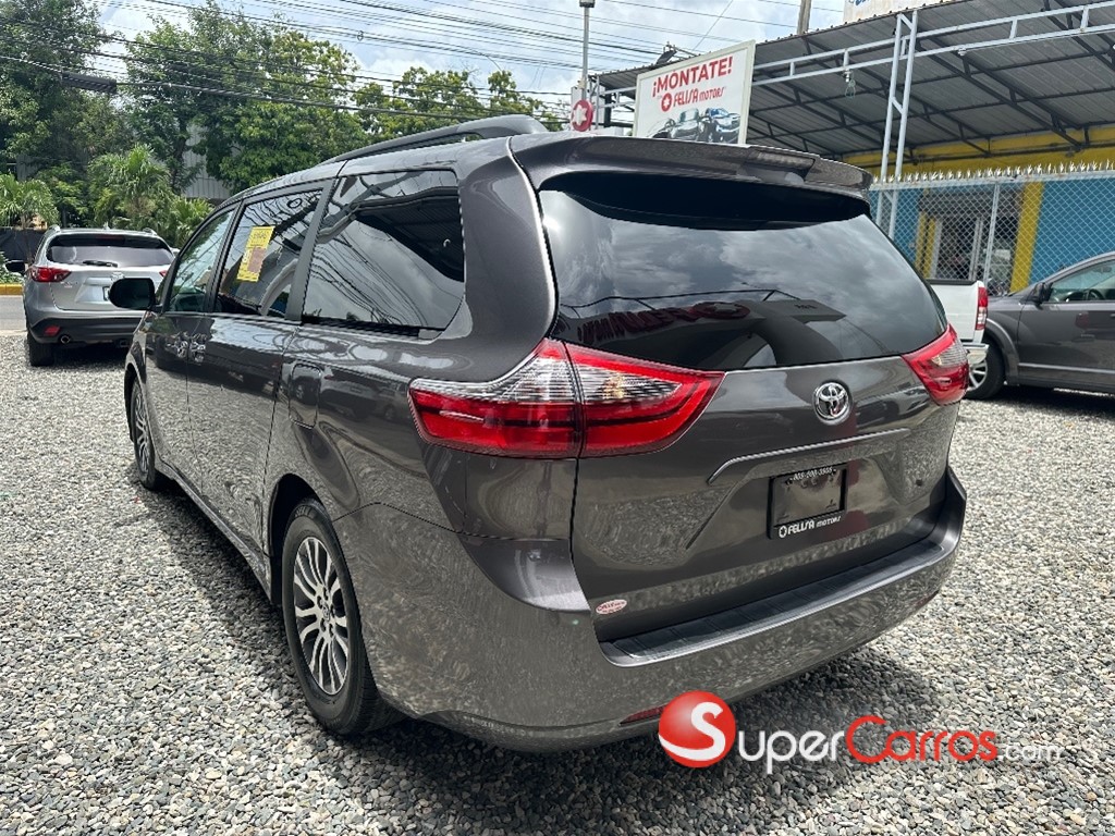 2020 Toyota Sienna XLE — foto 4 / 12