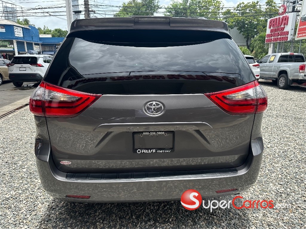 2020 Toyota Sienna XLE — foto 5 / 12