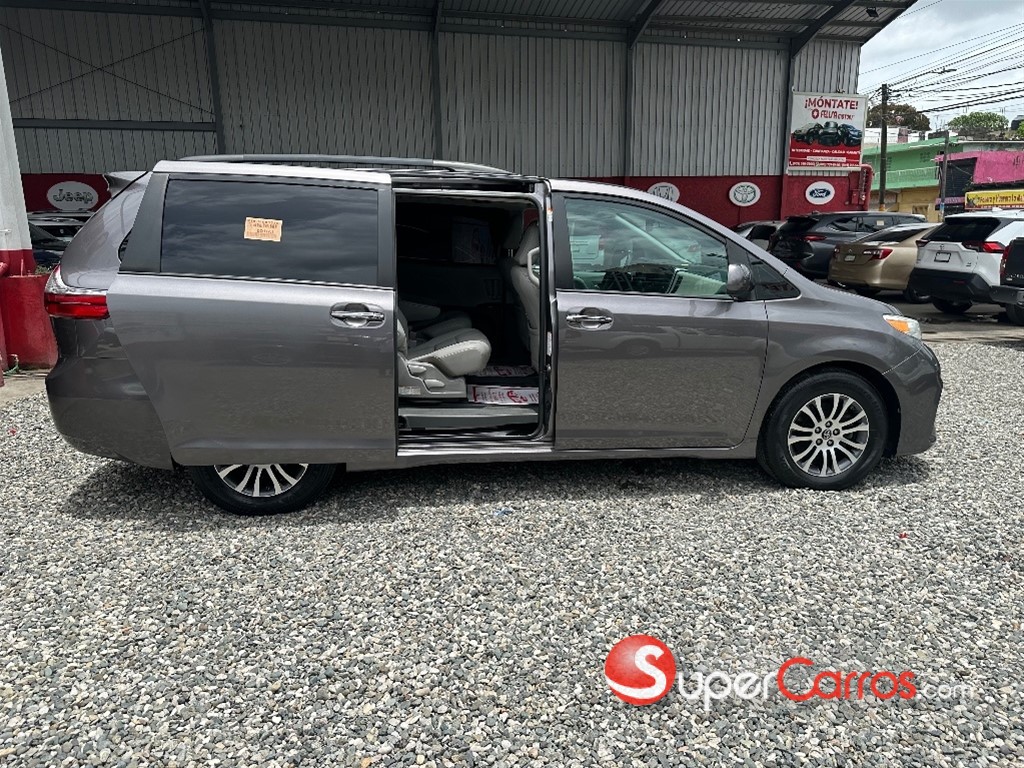 2020 Toyota Sienna XLE — foto 6 / 12