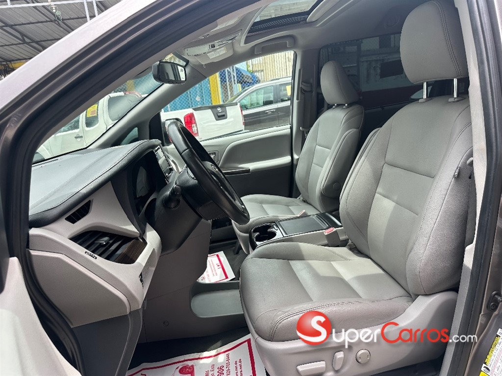 2020 Toyota Sienna XLE — foto 7 / 12