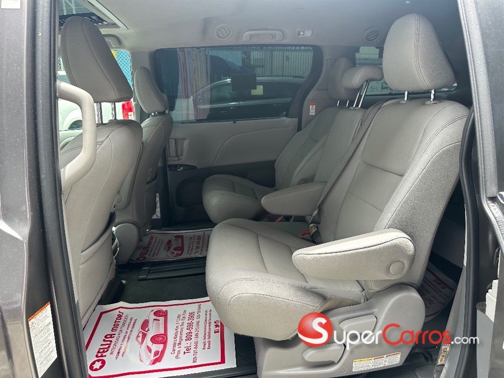 2020 Toyota Sienna XLE — foto 10 / 12