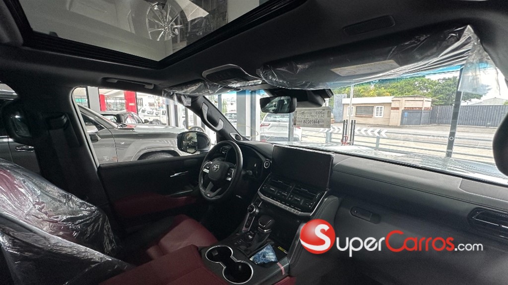 2025 Toyota Land Cruiser 300 GXR — foto 8 / 10