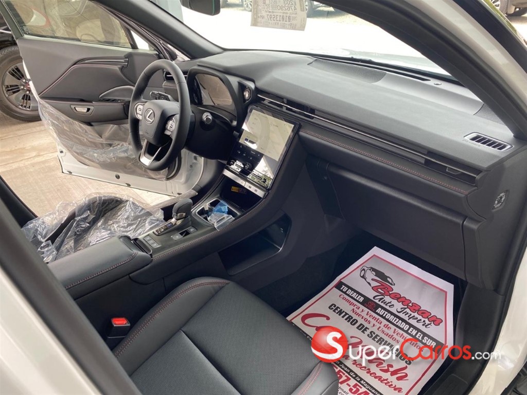 2026 Lexus LBX ActiveFull — foto 8 / 10