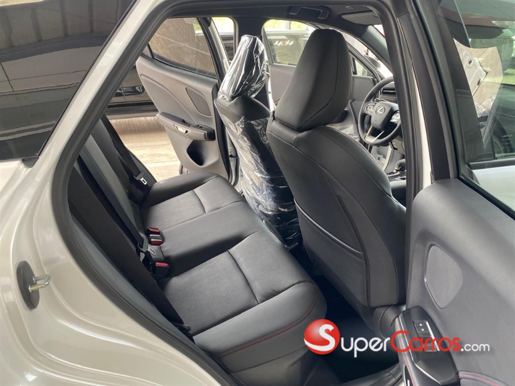 2026 Lexus LBX ActiveFull — foto 9 / 10