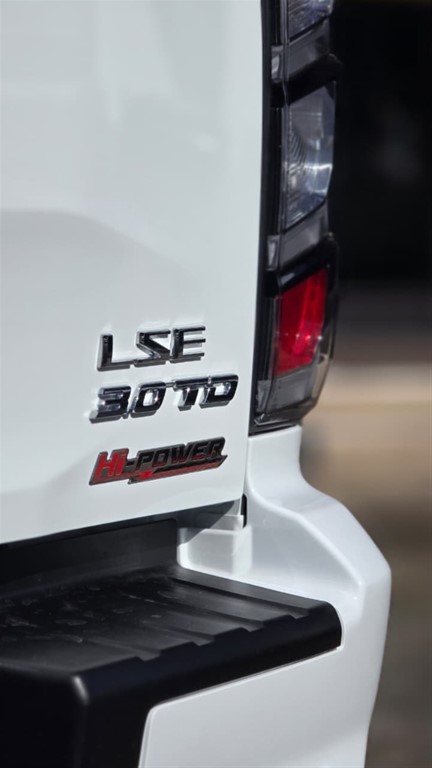 2027 Isuzu DMAX LSE — foto 8 / 12