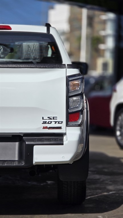 2027 Isuzu DMAX LSE — foto 10 / 12