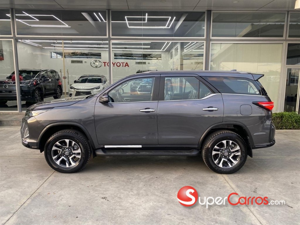 2026 Toyota Fortuner SRV TSS — foto 4 / 9