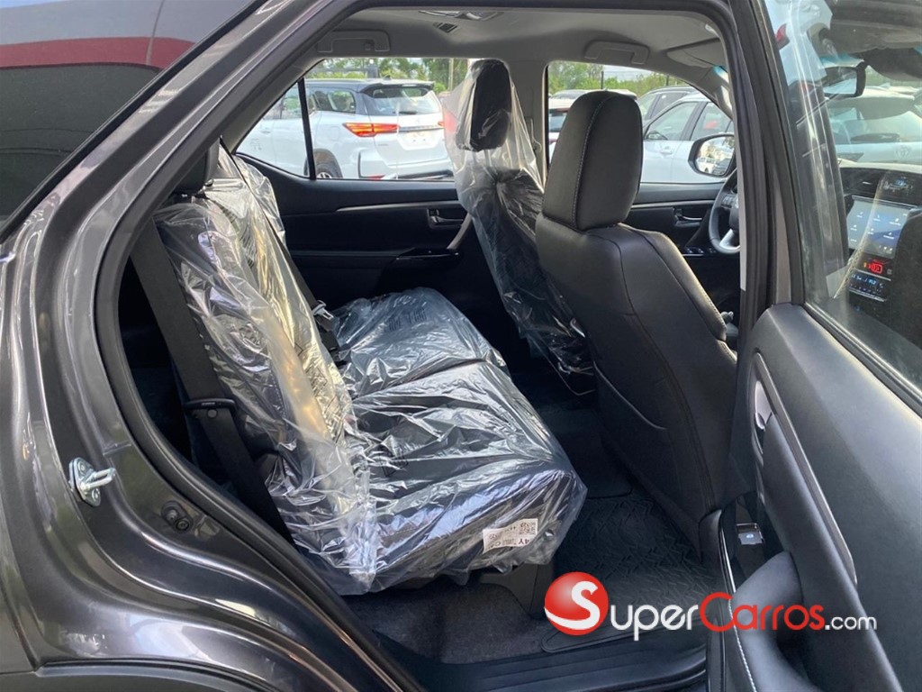 2026 Toyota Fortuner SRV TSS — foto 7 / 9