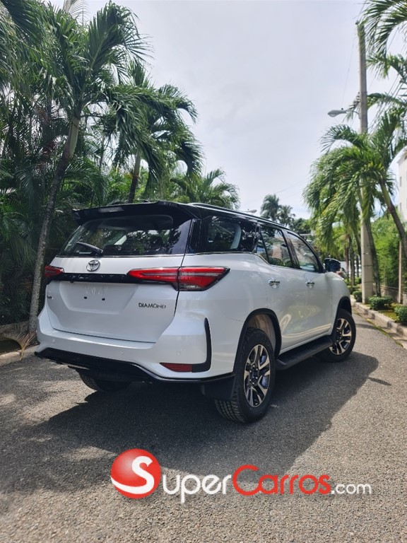 2025 Toyota Fortuner DIAMOND — foto 4 / 8