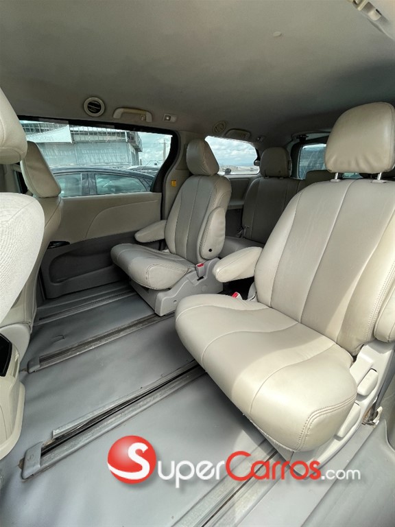 2013 Toyota Sienna — foto 8 / 9