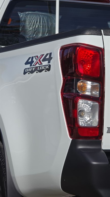2027 Isuzu DMAX — foto 8 / 12