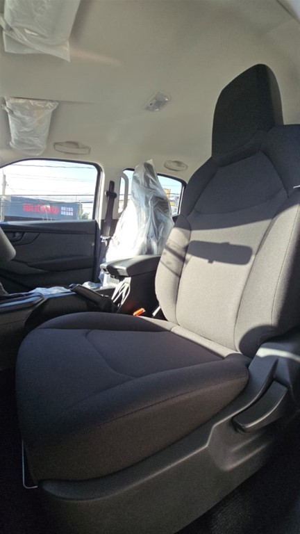 2027 Isuzu DMAX — foto 10 / 12