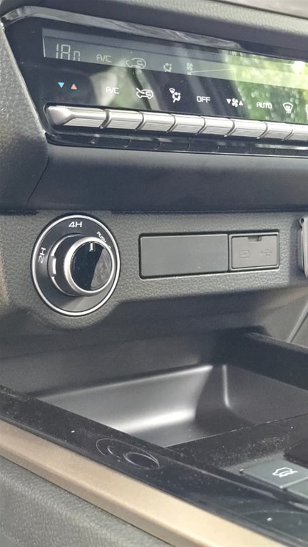 2027 Isuzu DMAX LSE — foto 4 / 12