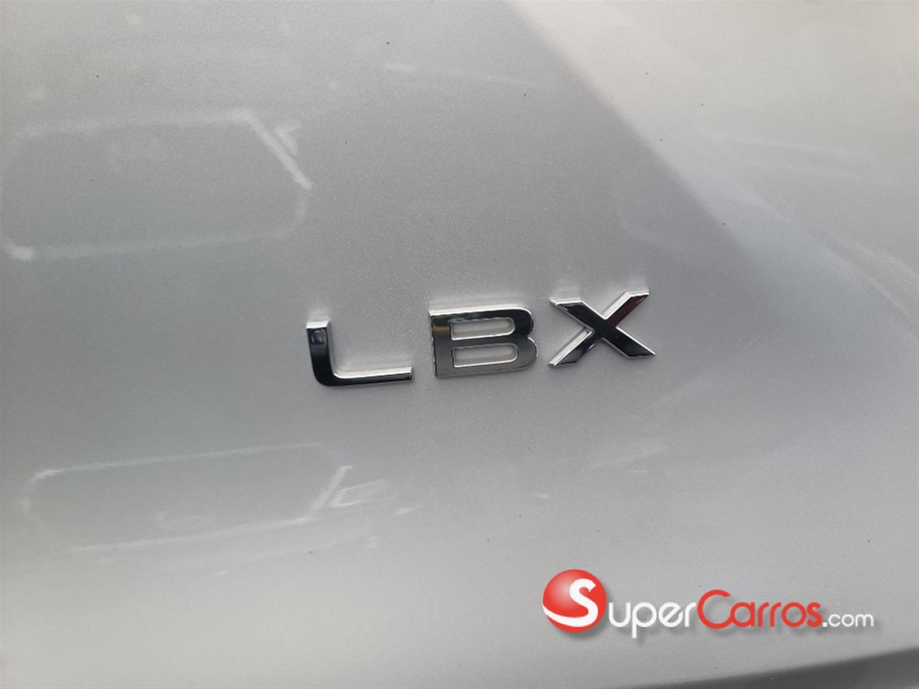 2025 Lexus LBX — foto 2 / 12