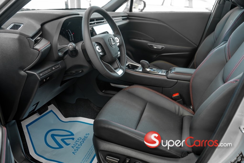 2025 Lexus LBX — foto 6 / 12