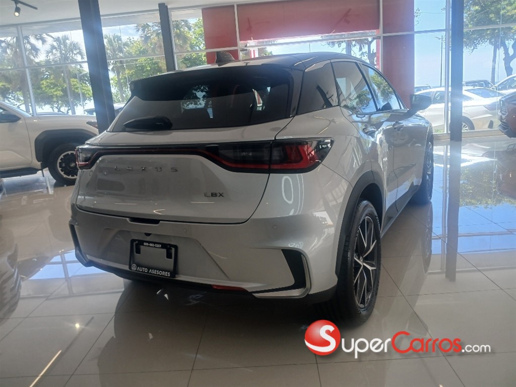 2025 Lexus LBX — foto 11 / 12