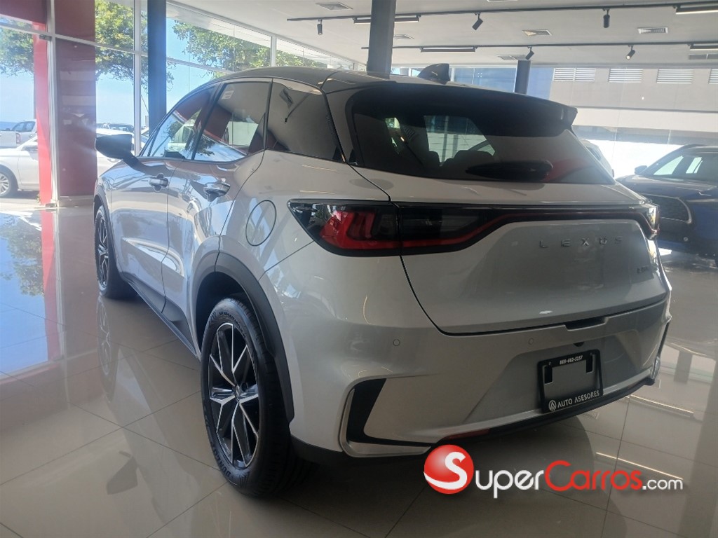 2025 Lexus LBX — foto 12 / 12