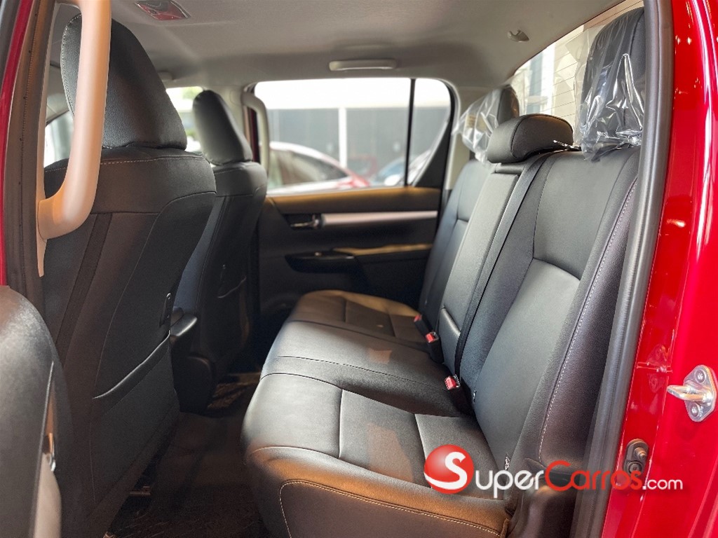 2025 Toyota Hilux Limited — foto 8 / 12