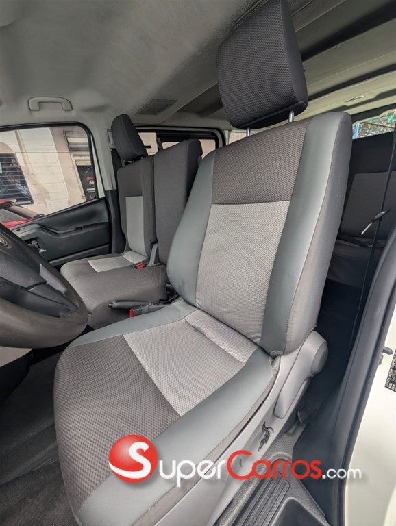 2021 Toyota Hiace GLX — foto 7 / 12