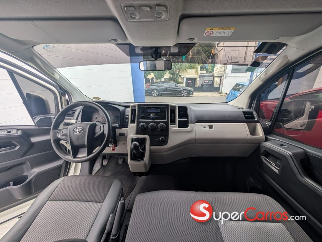 2021 Toyota Hiace GLX — foto 8 / 12