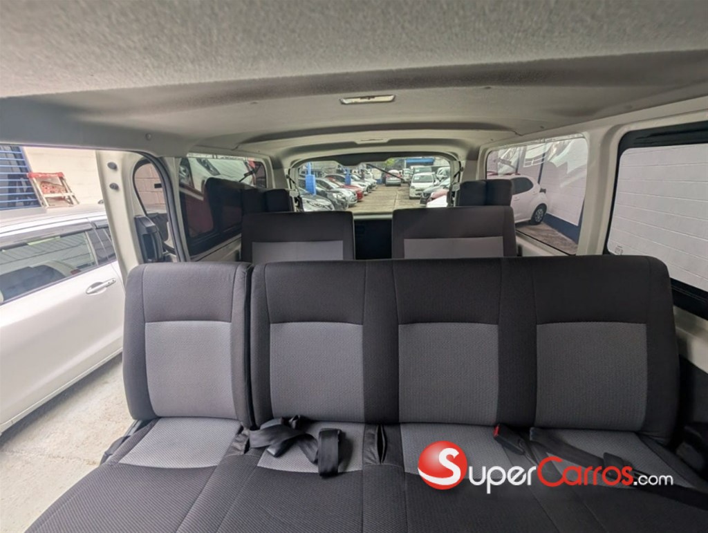 2021 Toyota Hiace GLX — foto 10 / 12