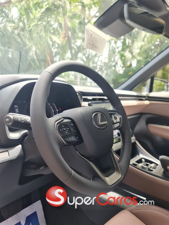 2025 Lexus LBX — foto 5 / 8