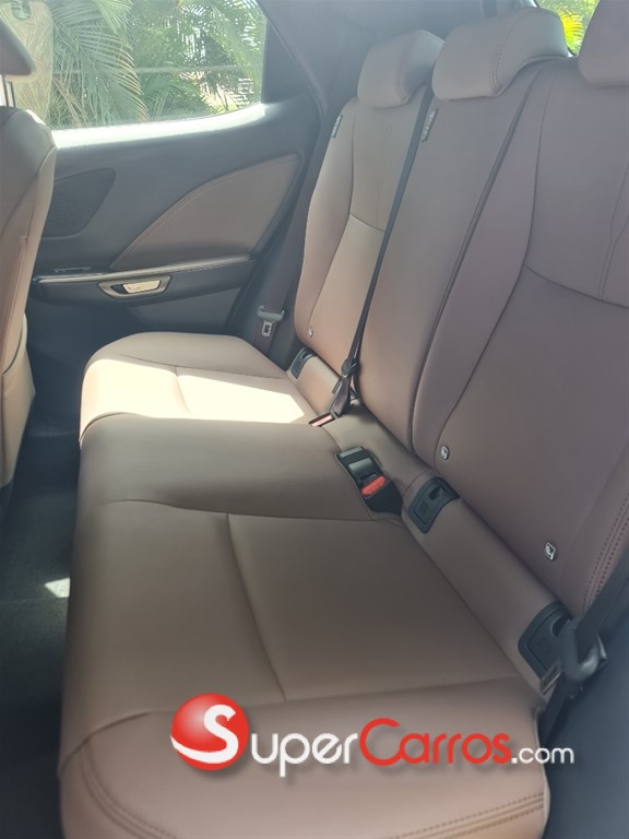2025 Lexus LBX — foto 8 / 8