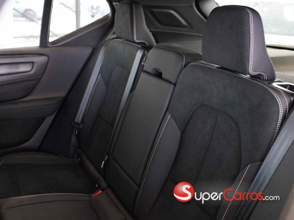 2024 Volvo XC40 Ultimate Dark B5 — foto 7 / 10