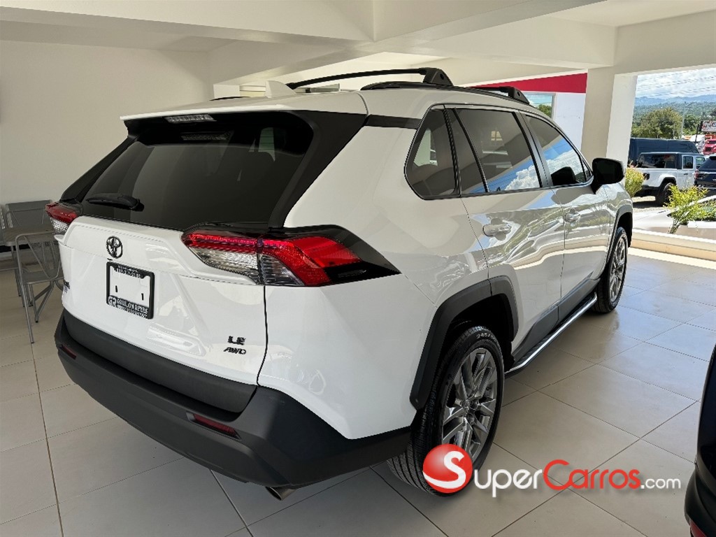 2020 Toyota RAV4 LE — foto 2 / 8