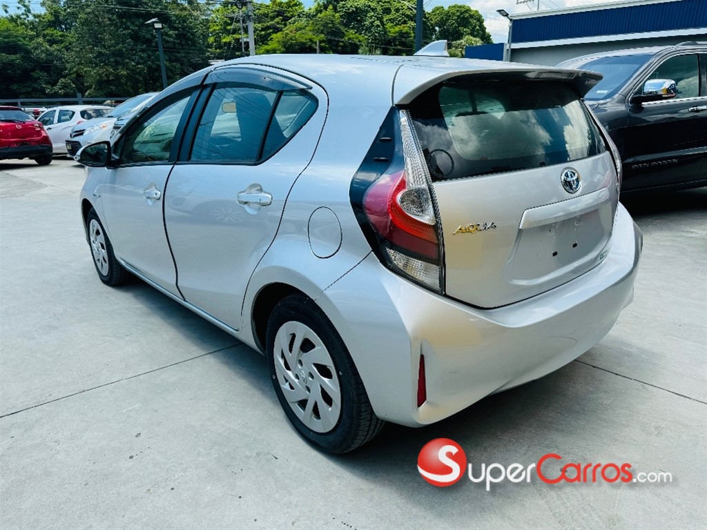 2018 Toyota Aqua — foto 4 / 12