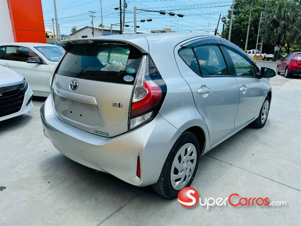 2018 Toyota Aqua — foto 5 / 12