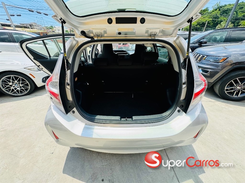 2018 Toyota Aqua — foto 11 / 12