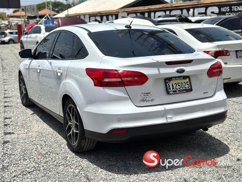 2017 Ford Focus Hatchback SEL — foto 2 / 9