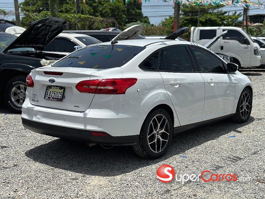 2017 Ford Focus Hatchback SEL — foto 4 / 9