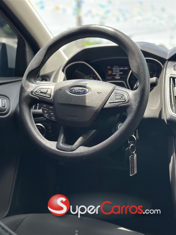 2017 Ford Focus Hatchback SEL — foto 7 / 9