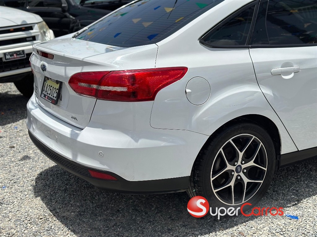 2017 Ford Focus Hatchback SEL — foto 8 / 9