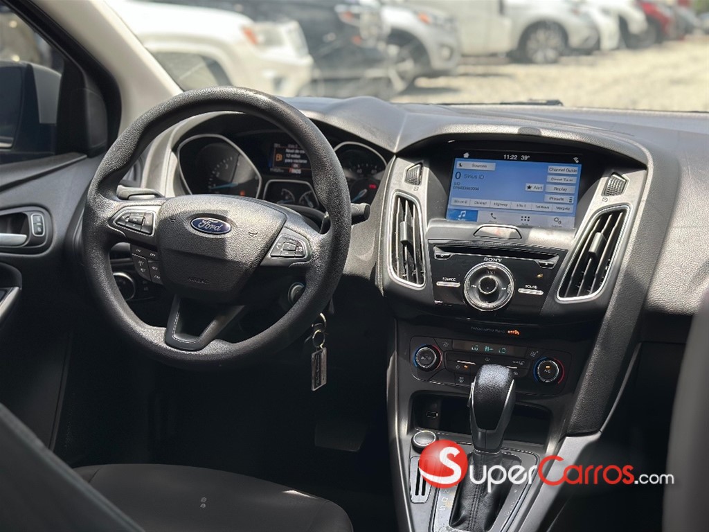 2017 Ford Focus Hatchback SEL — foto 9 / 9