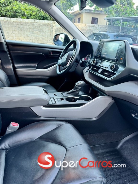 2021 Toyota Highlander LE — foto 2 / 7