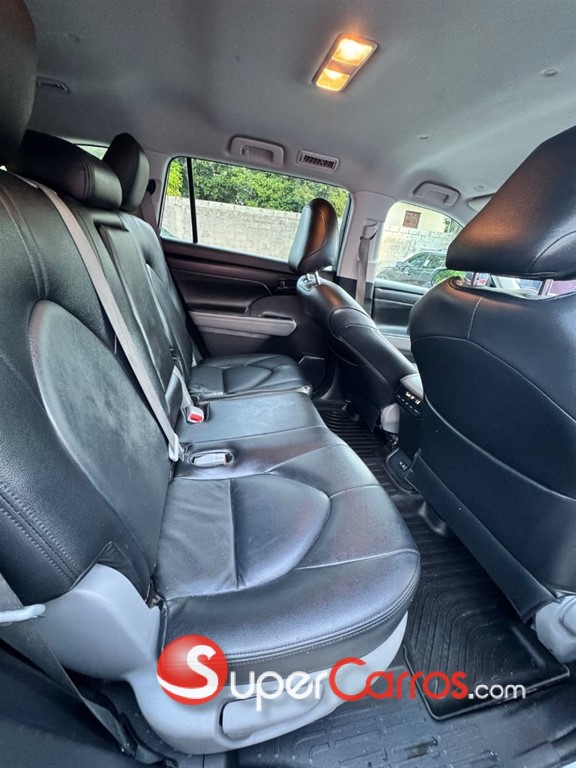 2021 Toyota Highlander LE — foto 3 / 7