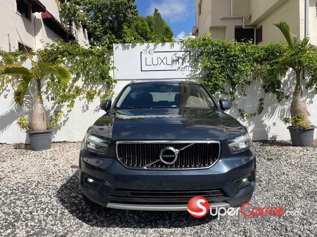 2021 Volvo XC40 Momentum — foto 2 / 9