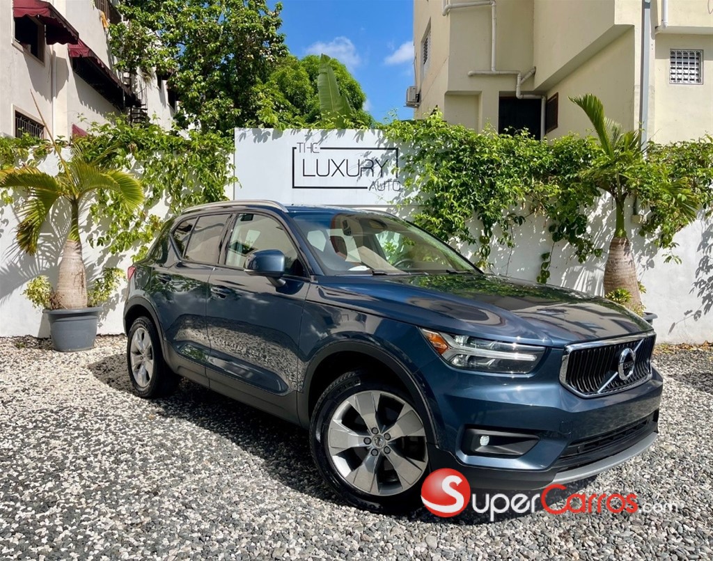 2021 Volvo XC40 Momentum — foto 3 / 9