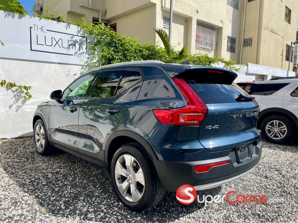 2021 Volvo XC40 Momentum — foto 4 / 9
