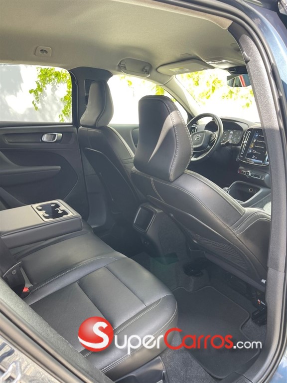 2021 Volvo XC40 Momentum — foto 8 / 9