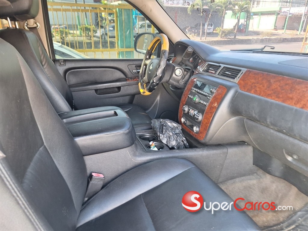 2011 Chevrolet Suburban LTZ — foto 4 / 6