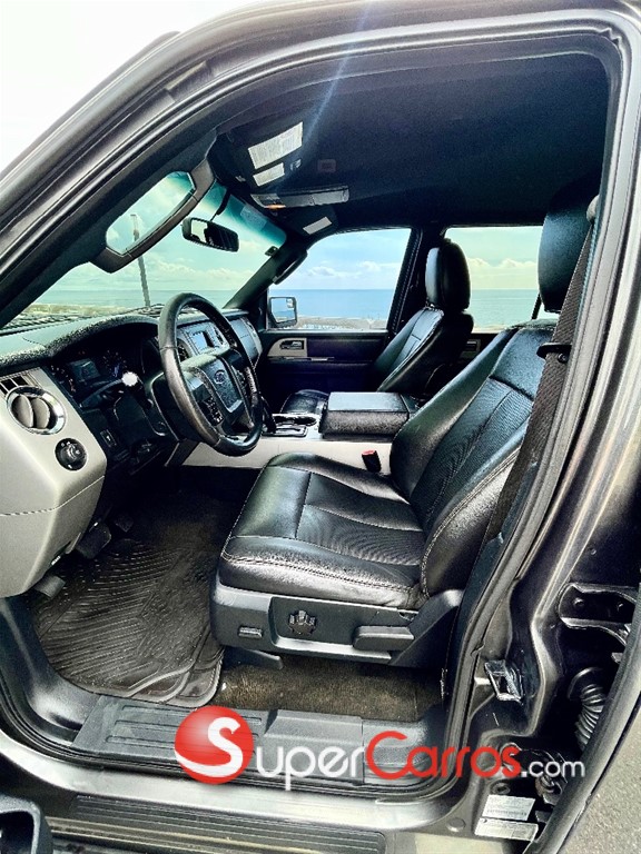 2016 Ford Expedition XLT — foto 8 / 12