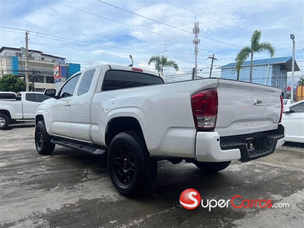 2018 Toyota Tacoma SR5 — foto 2 / 8