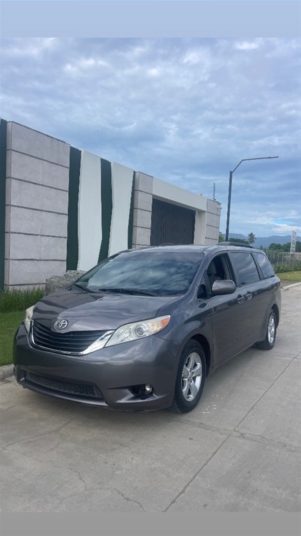 2017 Toyota Sienna LE — foto 2 / 12